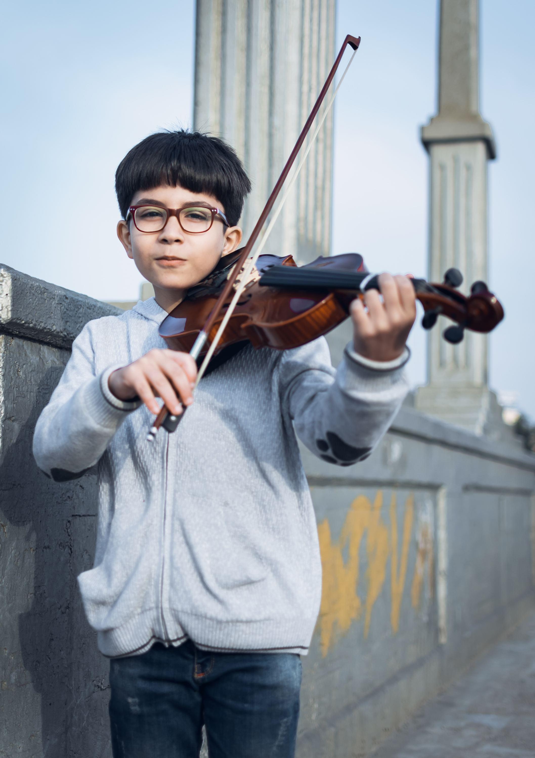 Child playing violin by by Ashkan Forouzani on Unsplash