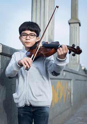 Child playing violin by by Ashkan Forouzani on Unsplash
